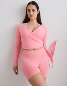 Damski top bezszwowy, kopertowy, z regulowanymi wiązaniami Shape różowy blush