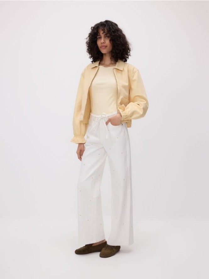 Jeansy wide leg z haftem - biały