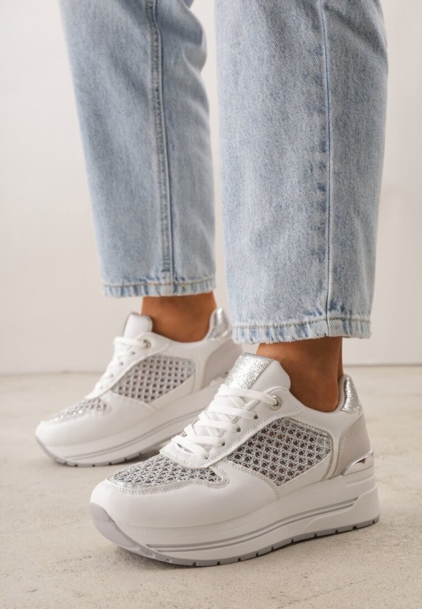 Białe Sneakersy na Platformie Ozdobione Metalicznymi Wstawkami i Siateczką Zitina
