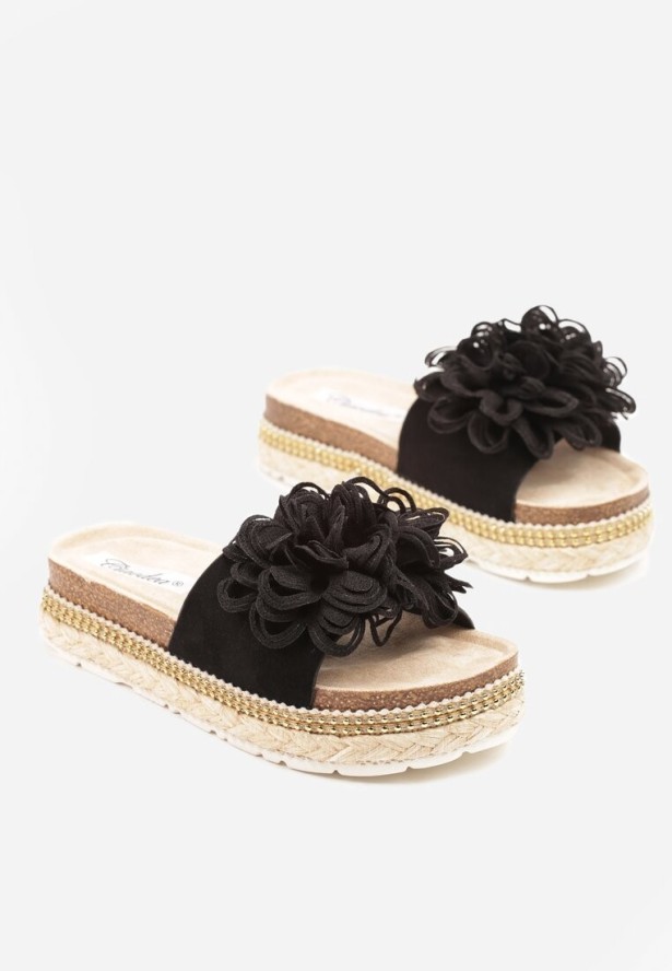 Czarne Klapki na Grubej Podeszwie Zdobione Kwiatową Aplikacją Sopelle