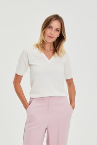 Sweter z krótkimi rękawami i dekoltem w serek biały