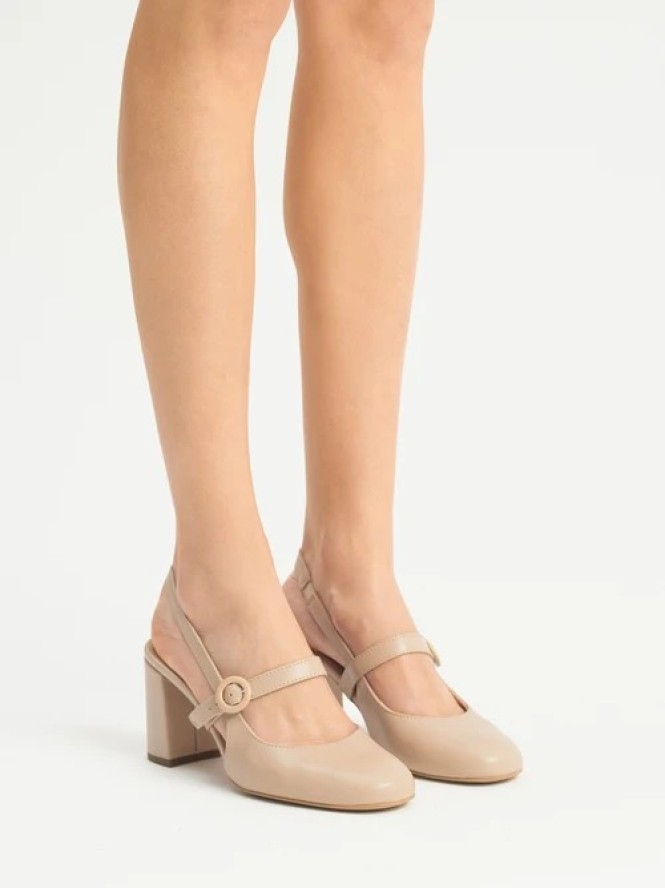 Beżowe czółenka typu slingback