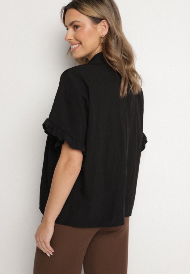 Czarna Koszula z Wiskozą i Ozdobnymi Falbankami Emeleldi