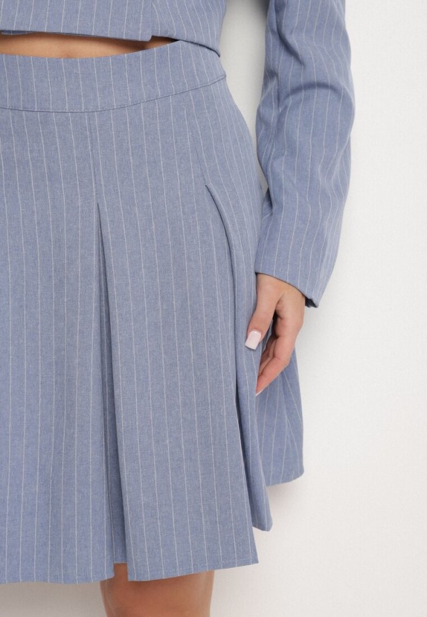 Niebieska Spódnica w Delikatne Paski o Rozkloszowanym Kroju z Plisami Redamara