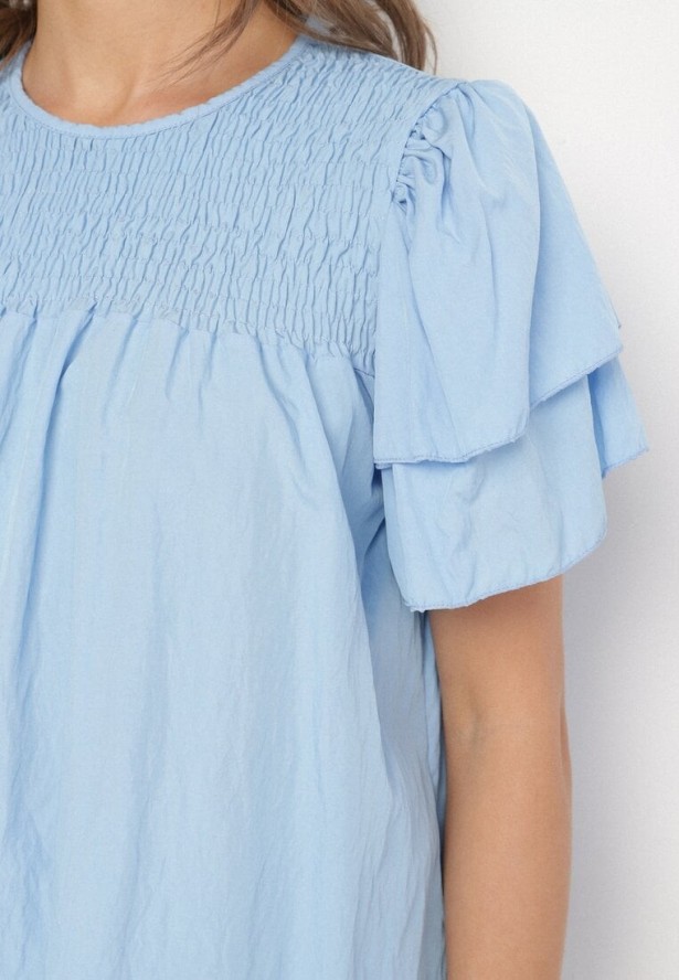 Jasnoniebieska Bluzka z Wiskozą o Trapezowym kroju z Falbankami i Elastyczną Wstawką Dorlimi