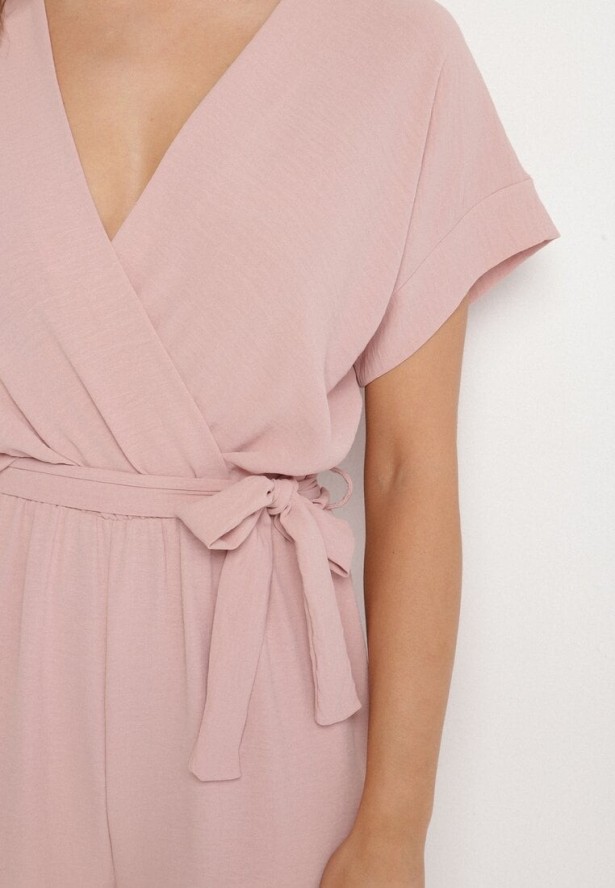 Różowy Kombinezon o Kopertowym Kroju z Wiązanym Paskiem Tenirea