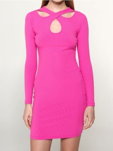 Prążkowana sukienka mini z długim rękawem i wycięciem przy dekolcie - różowy