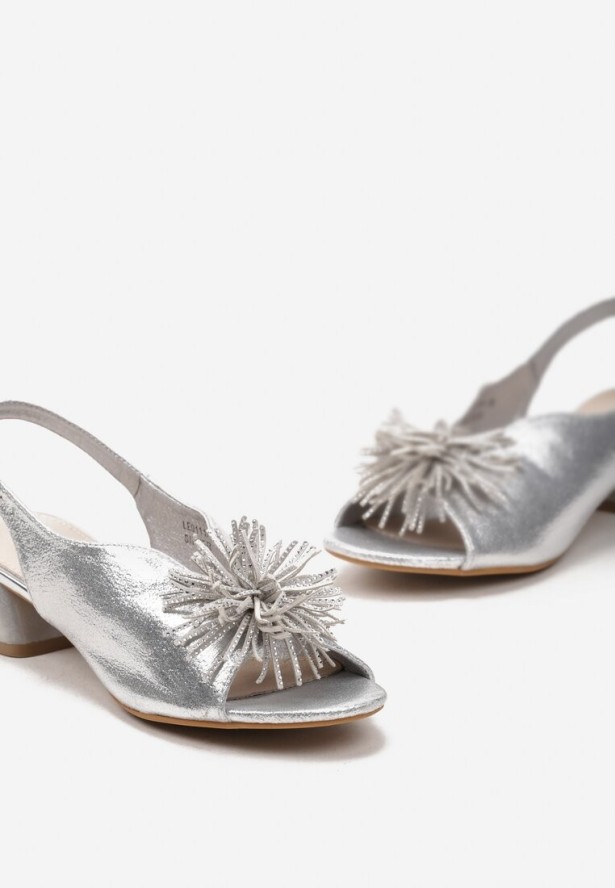 Srebrne Sandały Vices na Słupku z Ozdobnym Pomponem i Skórzaną Wkładką Agistra