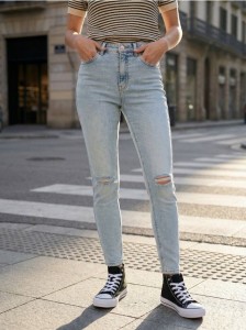 Jeansy mid waist skinny z surowym wykończeniem nogawek - niebieski