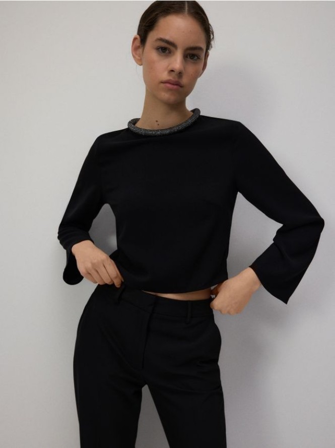 Bluzka z ozdobnym dekoltem - czarny