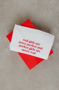 T-shirt z NADRUKIEM w kolorze ECRU - EAZY - REAL GIRLS-S/M