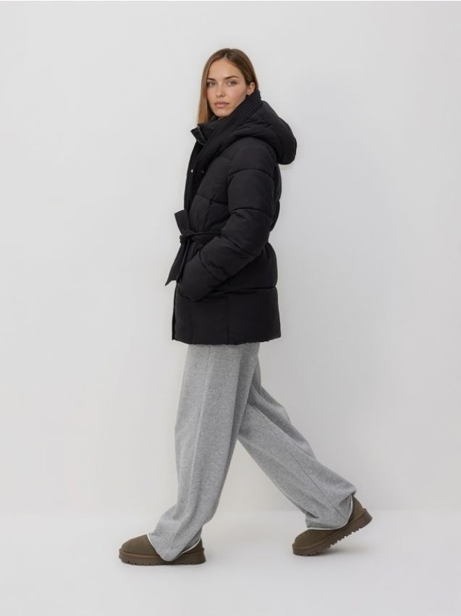 Pikowana kurtka z wiązaniem - czarny