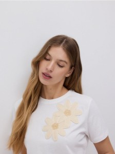 T-shirt z szydełkowaną aplikacją - złamana biel