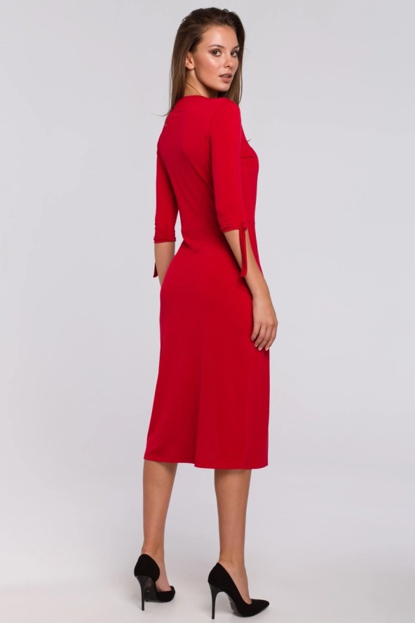Dopasowana sukienka z rozcięciem czerwona