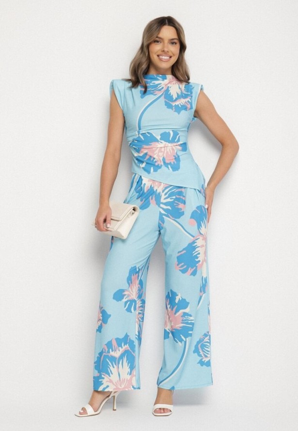 Niebieski Komplet w Kwiaty Asymetryczna Bluzka z Marszczeniem i Szerokie Spodnie Linamia