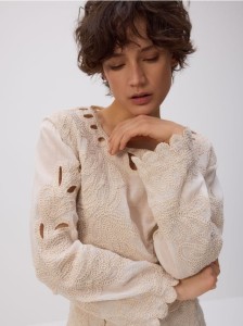 Bluzka z haftem - złamana biel