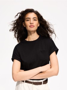 T-shirt z kieszonką - czarny