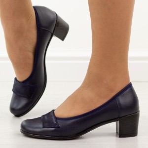 Granatowe skórzane Polskie czółenka damskie na obcasie Gregors 1048