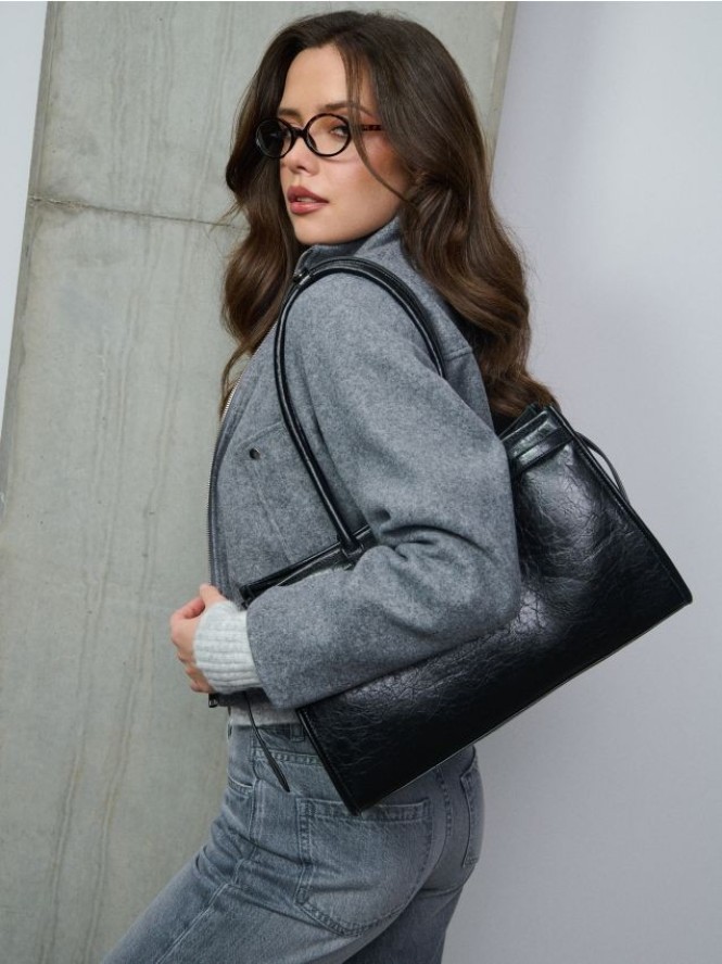 Torba na ramię z imitacji gniecionej skóry - czarny