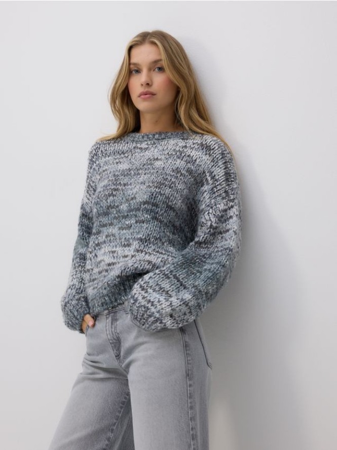 Sweter z obniżoną linią ramion - szary