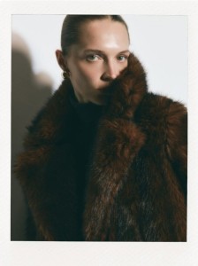 Płaszcz ze sztucznego futra z paskiem - brązowy