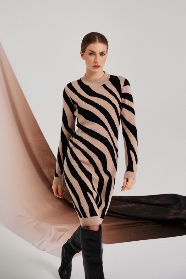 Dopasowana sukienka beżowa