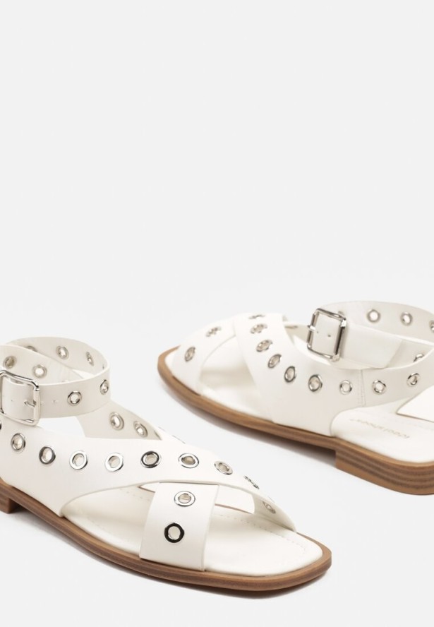 Białe Sandały Typu Gladiatorki z Kwadratowym Noskiem Zdobione Nitami Annivelle