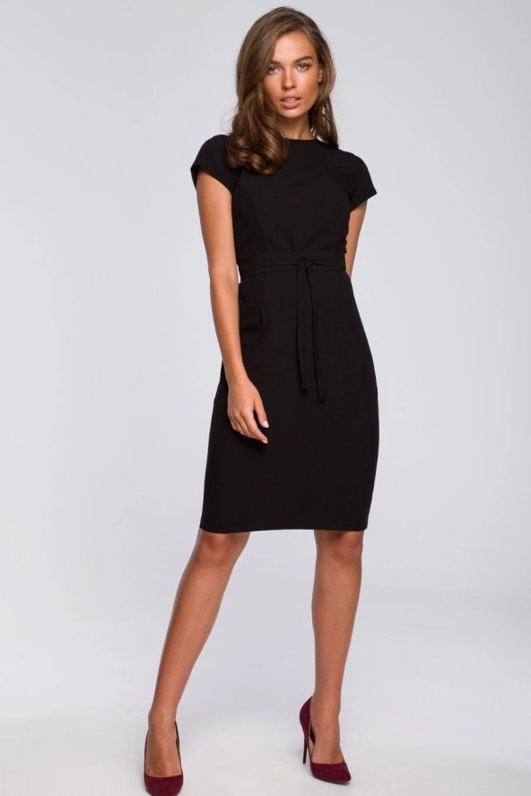 Sukienka ołówkowa z modelującymi przeszyciami czarna