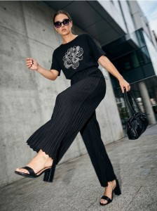 Bawełniana koszulka z haftem - czarny