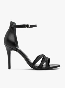 Czarne sandały z ozdobnymi paseczkami