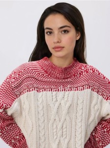 Sweter z ozdobnym splotem - wielobarwny