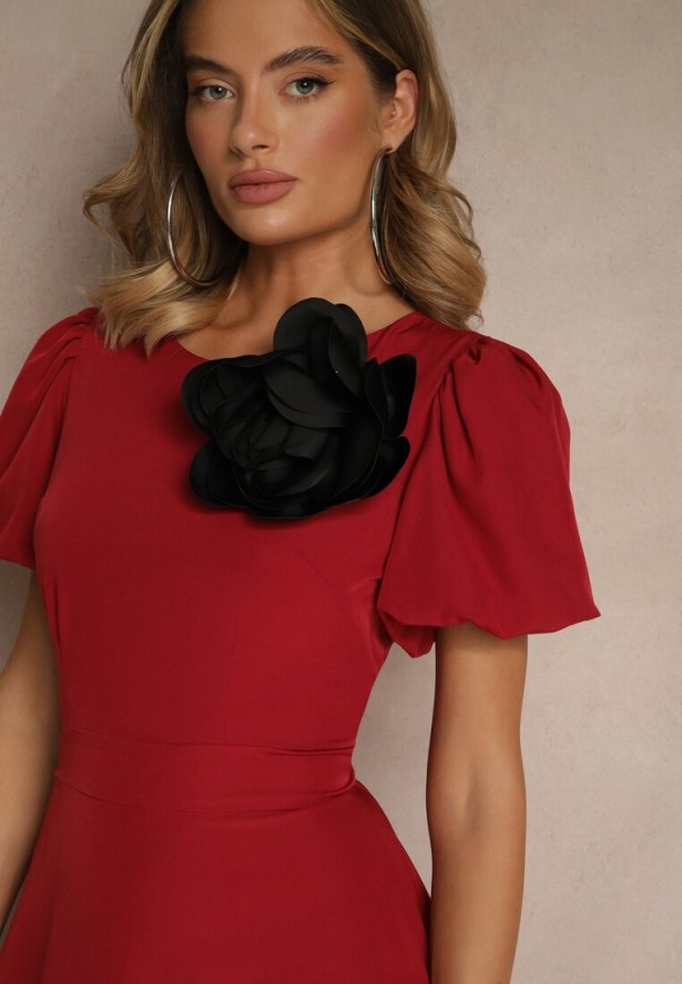 Bordowa Rozkloszowana Sukienka Vices Ozdobiona Odpinanym Kwiatem 3D Koleira