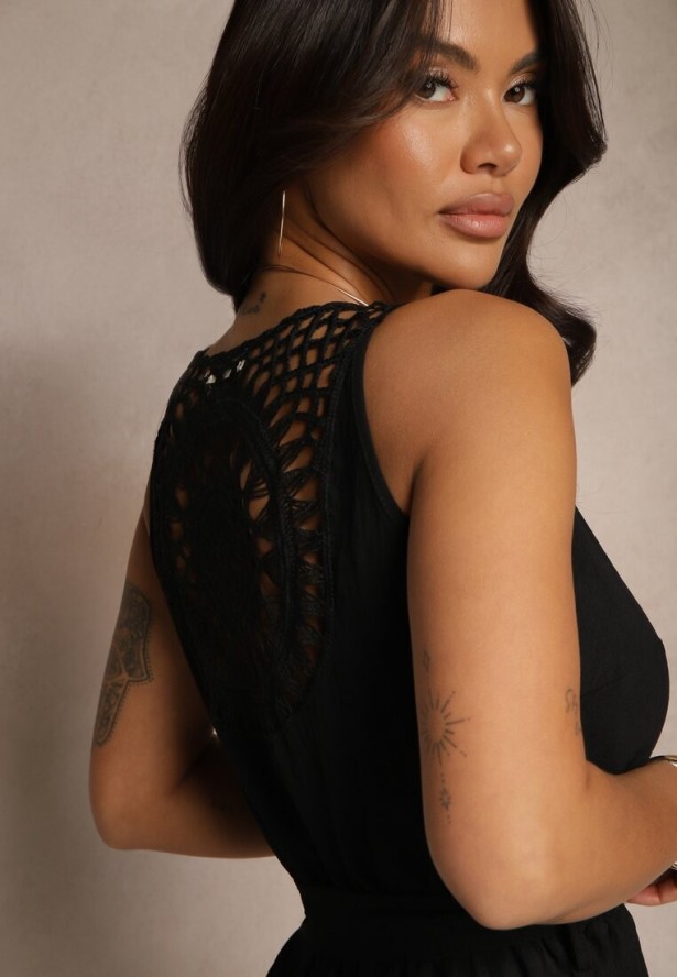 Czarny Szeroki Kombinezon o Kopertowym Kroju z Ażurowym Zdobieniem Olisena