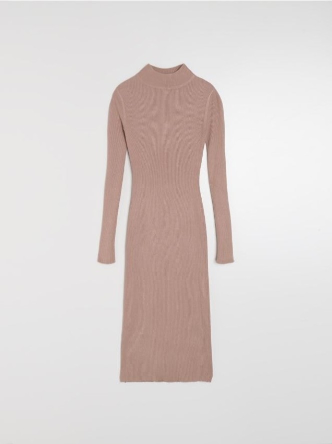 Swetrowa sukienka midi z golfem - beżowy