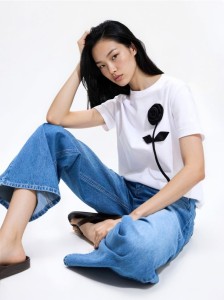 T-shirt z kwiatową aplikacją - biały