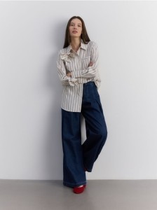 Koszula z kwiatową aplikacją - kremowy