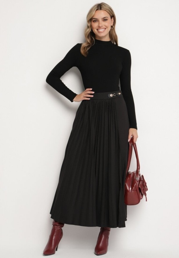 Czarna Trapezowa Spódnica Plisowana z Wiskozą Ozdobiona Klamrą Calemi