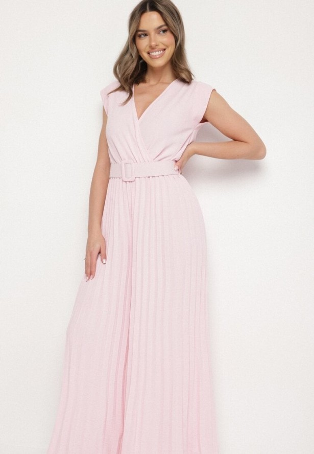 Różowy Kombinezon o Kopertowym Kroju z Plisami i Paskiem w Talii Salivania