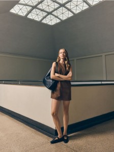 Sukienka mini z imitacji zamszu - brązowy