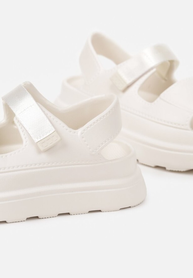 Białe Sandały Chunky z Pianki na Platformie Zapinane na Rzep Oballia