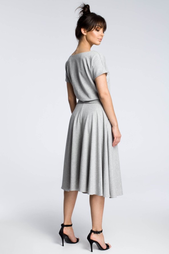 Rozkloszowana sukienka midi z paskiem w talii zbluzowana góra szara