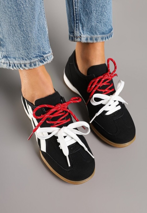 Czarne Sneakersy z Podwójnym Wiązaniem Ozdobione Paskami Varozi