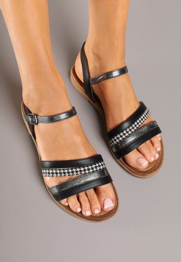Czarne Sandały na Płaskiej Podeszwie z Metalicznymi Zdobieniami Hirvanis
