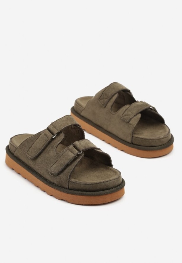 Ciemnozielone Klapki na Platformie Ozdobione Dwoma Paskami Zelgis