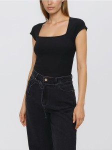 T-shirt z wiskozą - czarny