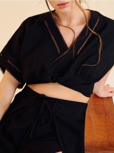 Bluzka z ażurową wstawką z wiskozą - czarny