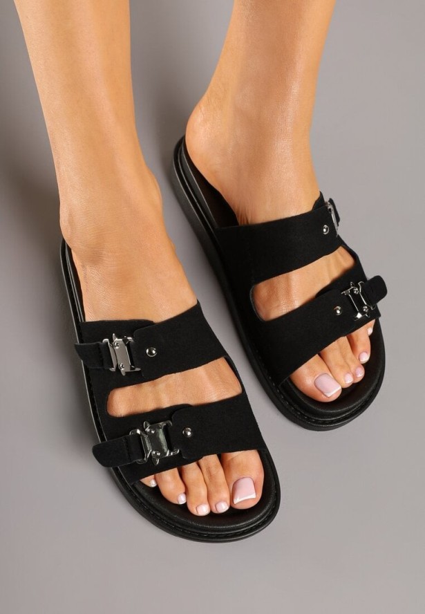 Czarne Klapki z Metalicznymi Klamrami Fallevia