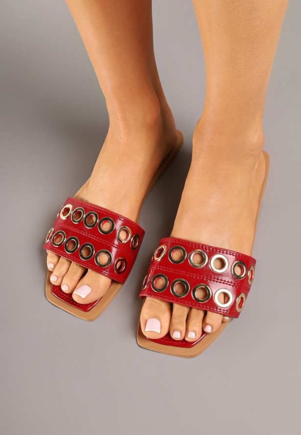 Bordowo-Czerwone Klapki z Metalicznymi Nitami Meralesa