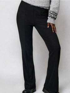 Dzianinowe spodnie flare z przeszyciami - czarny