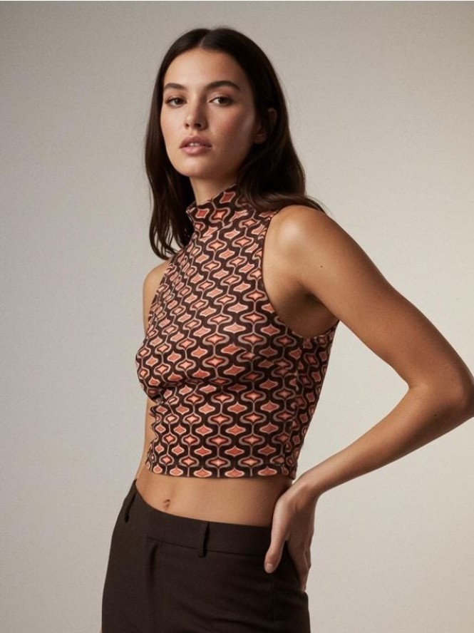 Bluzka typu crop z golfem i geometrycznym nadrukiem - brązowy